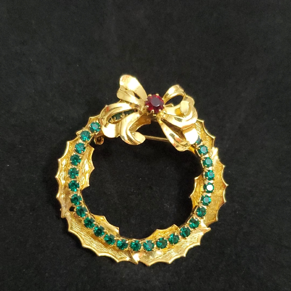 Elegant Gold and Green Wreath Brooch